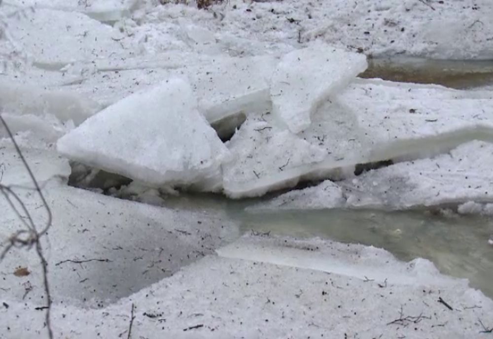 Un sloi de gheaţă a blocat albia Pârâului Vale. Căile de acces către două case din Topliţa, blocate