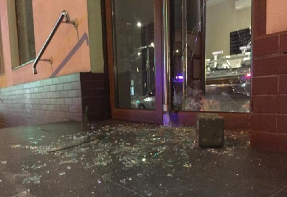 Prins în magazinul din care voia să fure, după ce patronului i s-a activat alarma pe telefon