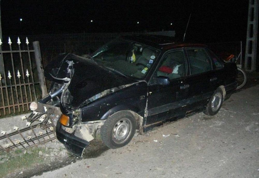 Tânăr de 23 de ani, în stare gravă la spital, după ce a intrat cu mașina într-un gard