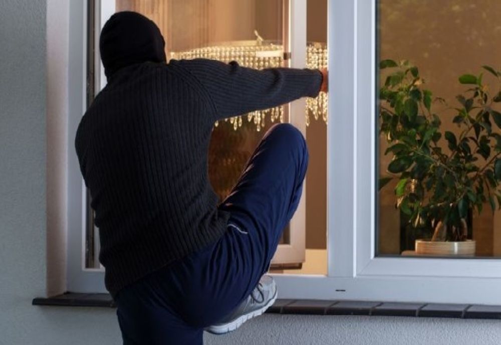 Suspect de furt, prins de poliţiştii harghiteni şi reţinut pentru 24 de ore. A furat bani chiar de lângă patul în care dormea victima