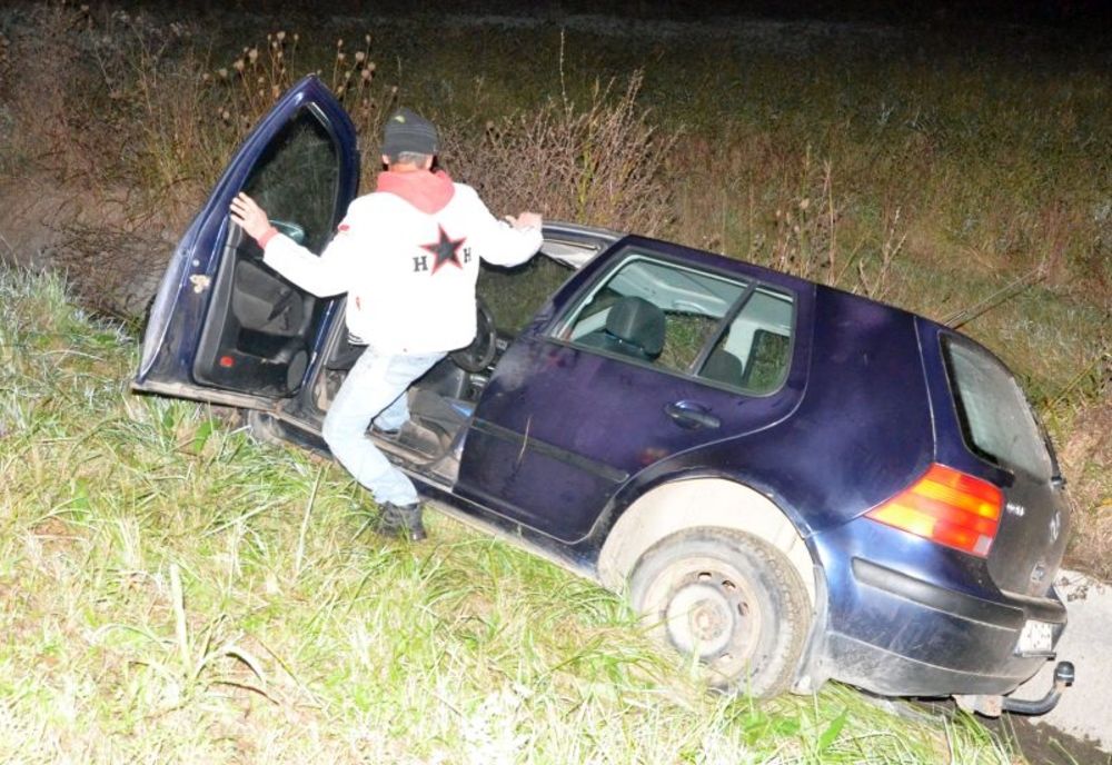 Au vrut să îl ajute să scoată mașina din șanț... și au constatat că era băut bine