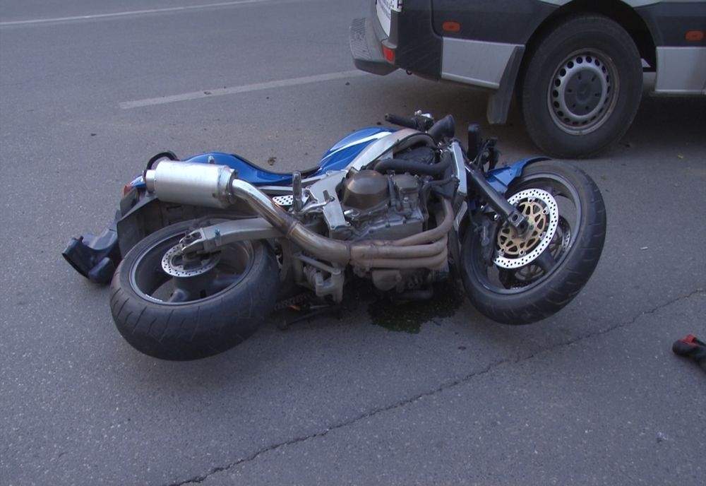 Tânără accidentată după ce motocicleta pe care se afla s-a răsturnat. Șoferul circula cu viteză prea mare