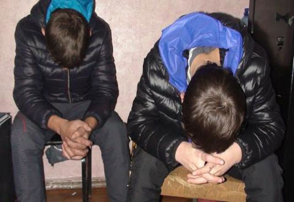 Copii de 13 şi 14 ani din Harghita, cercetaţi pentru furt calificat şi conducerea fără permis a unei maşini neînmatriculate