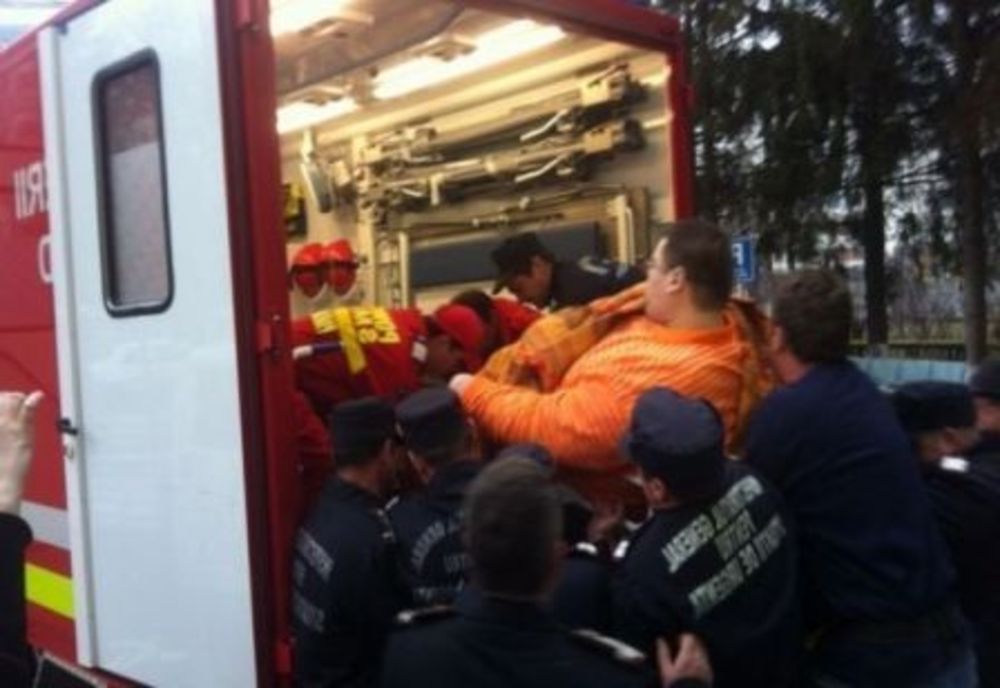 Persoană supraponderală, imobilizată în locuinţă, transportată de pompierii harghiteni la ambulanţă
