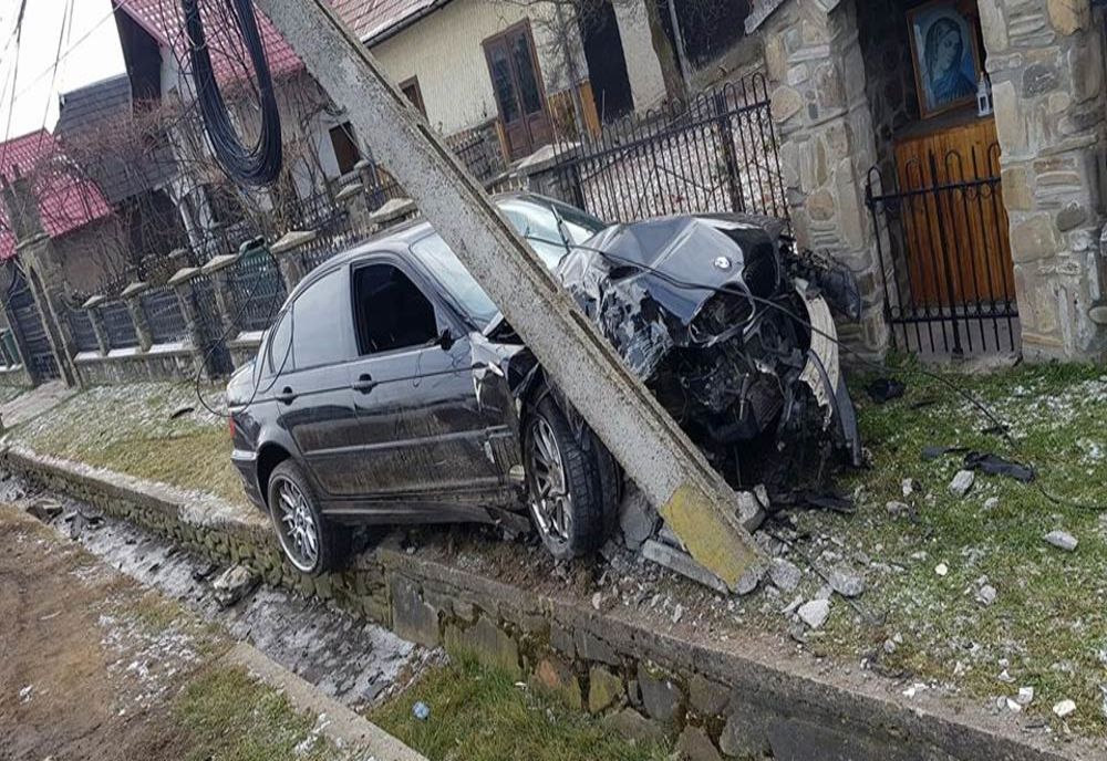 Au dărâmat un stâlp electric şi s-au oprit cu maşina într-un gard