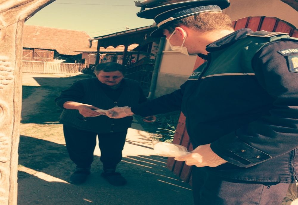 Din spirit de solidaritate, poliţiştii harghiteni au dăruit localnicilor din comuna Atid, 200 de măşti sanitare pe care le primise-ră în dar