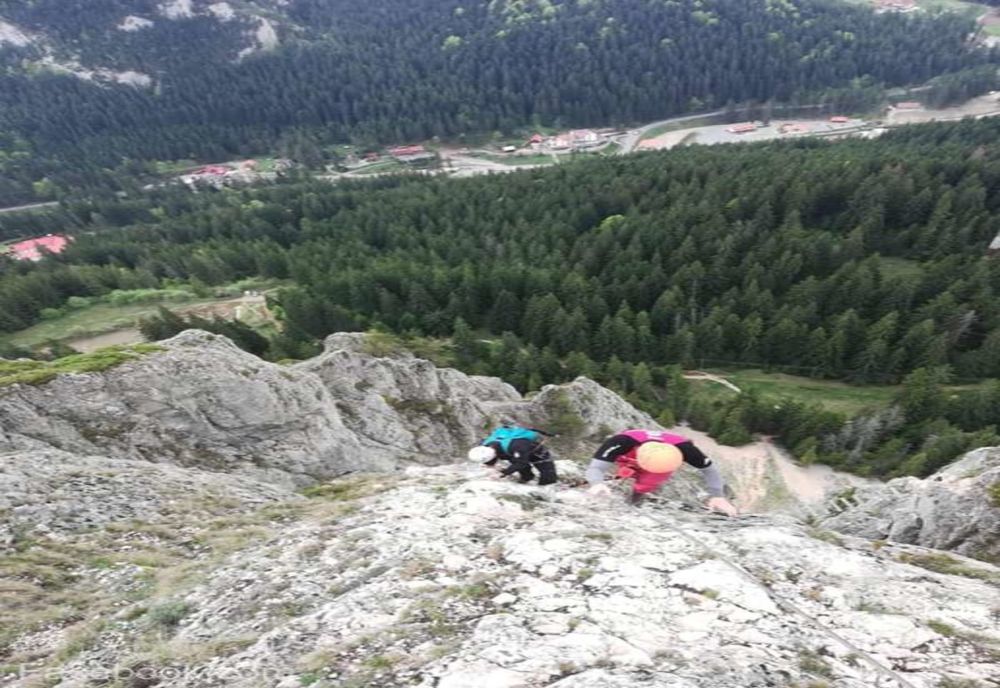 Salvamontiştii harghiteni au intervenit, sâmbătă, pentru salvarea unui turist care a încercat să parcurgă neechipat traseul Via Ferrata de la Lacu Roşu