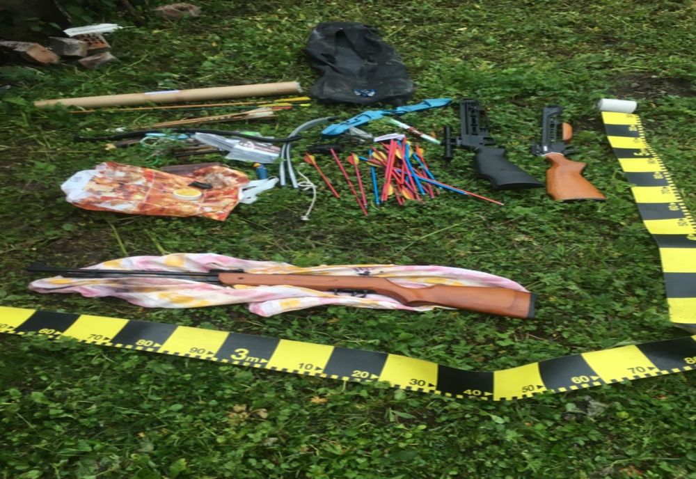 Arme de foc, arbalete, muniţii şi săgeţi descoperite de poliţişti, în urma unor percheziţii efectuate în judeţele Harghita şi Mureş
