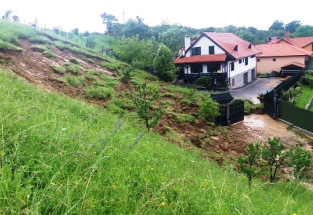 Vremea rea a produs efecte în municipiul Odorheiu Secuiesc. Doi adulți și un copil evacuați după o alunecare de teren