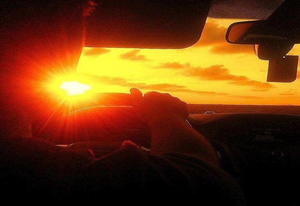 I-a intrat soarele-n ochi şi a lovit cu maşina un biciclist 