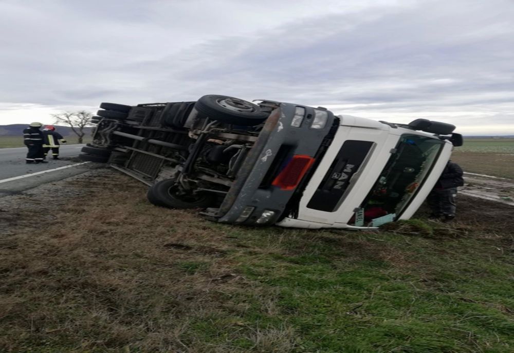 Covăsnean răsturnat cu camionul în apropiere de Miercurea-Ciuc 