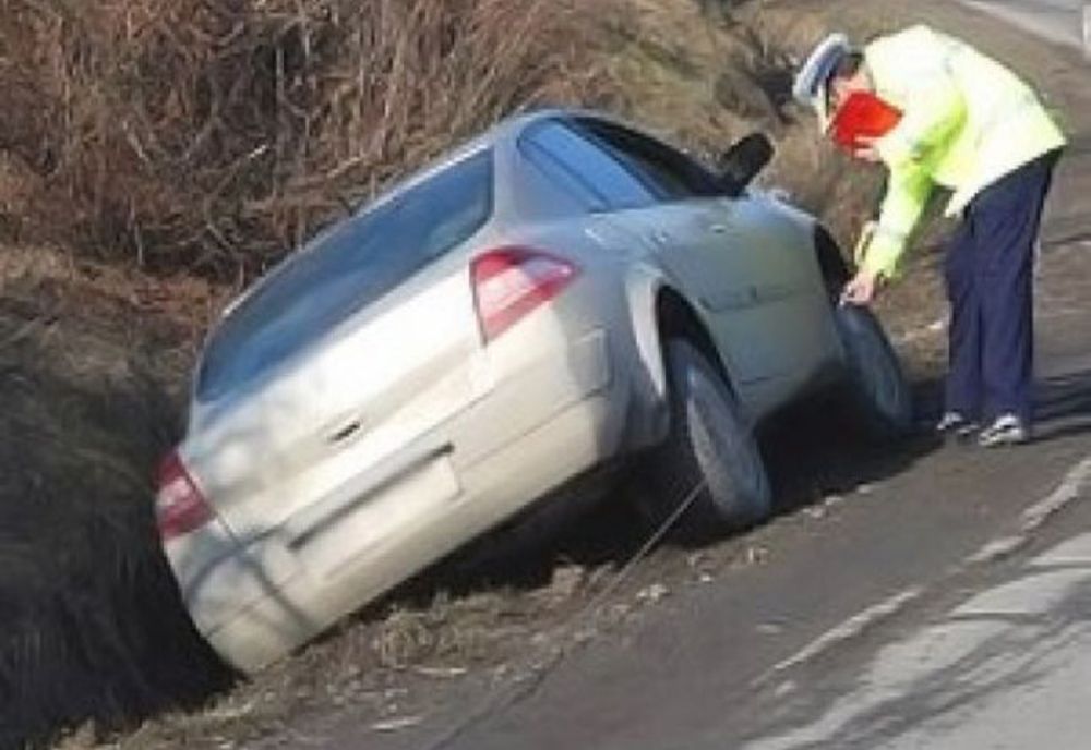 A adormit la volan și a intrat în stâlp!