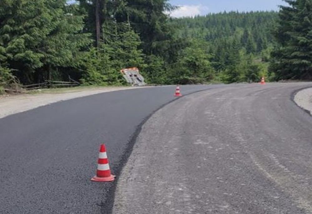 Se asfaltează un drum județean din Harghita