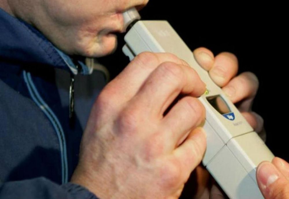 A urcat la volan băut și cu permis de conducere fals