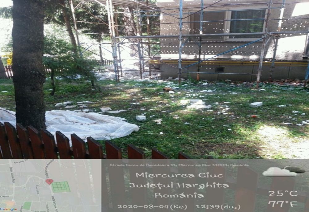 Societate din Harghita, avertizată de Garda de Mediu, după ce a lăsat deşeurile în faţa blocului pe care-l reabilita