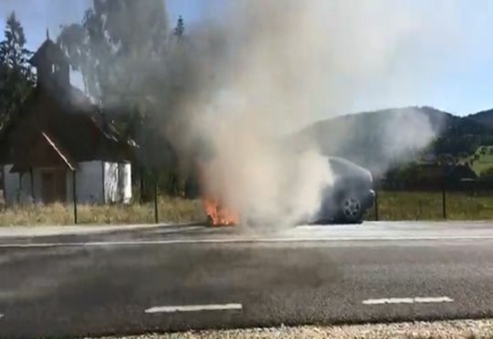 Mașină în flăcări, în Harghita! VIDEO