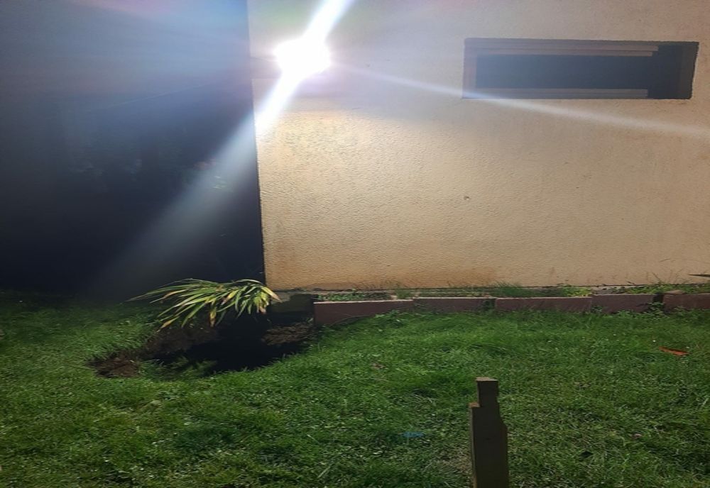 FOTO Gospodărie afectată de o alunecare de teren! Familie evacuată!