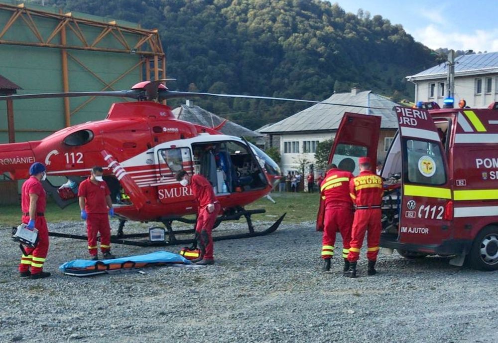 Bărbat în stare gravă după ce un copac a căzut peste el! A fost solicitat elicopterul SMURD
