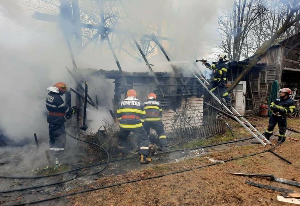 Un incendiu a distrus o anexă gospodărească din Harghita