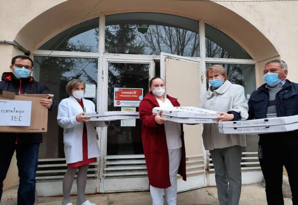 Cadouri pentru personalul care îngrijește pacienții infectați cu SARS-COV-2 de la Spitalul de Urgență din Miecurea Ciuc