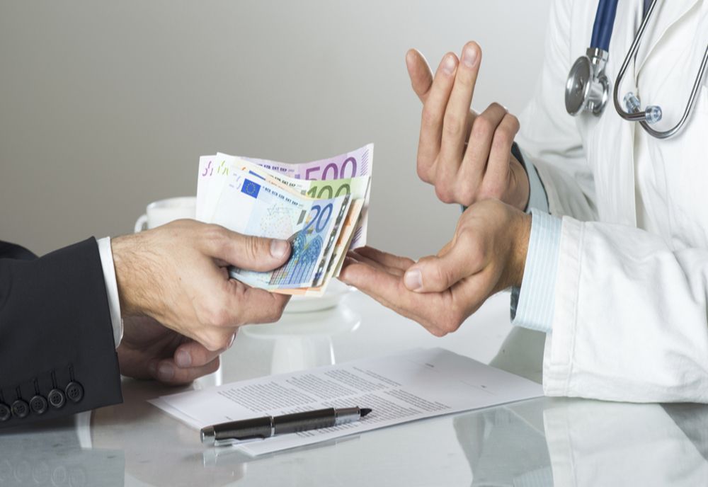 Noi dezvăluiri în scandalul șpăgilor din spitalele COVID! Managerul unității medicale din Odorheiu Secuiesc avea zeci de mii de euro ÎN PUNGI!