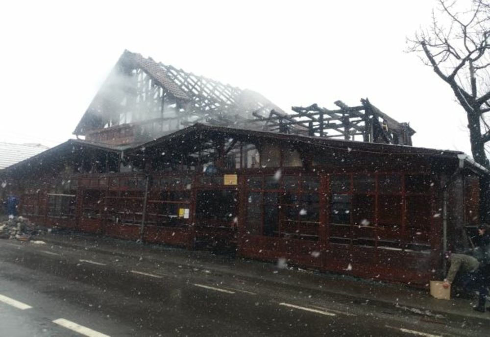 Arde o casă din comuna Corund