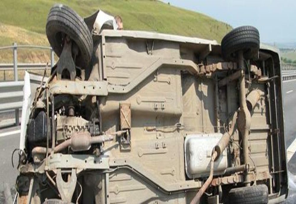 Autoturism răsturnat în comuna Lăzarea