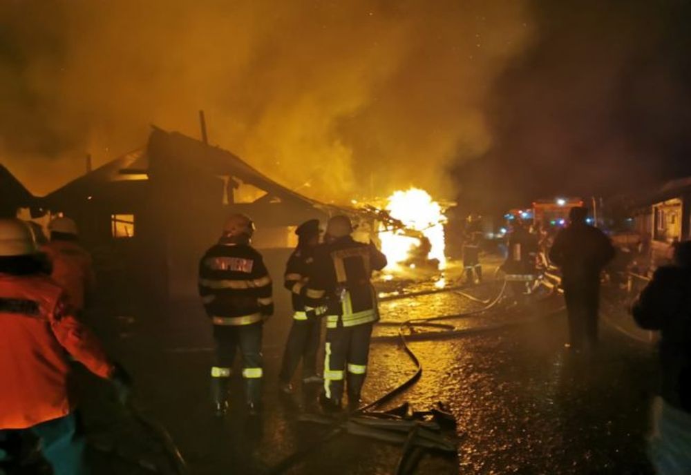VIDEO Incendiu violent în comunitatea de romi din Miercurea Ciuc