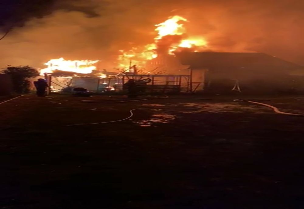 Casă în flăcări, la Lunca Bradului!