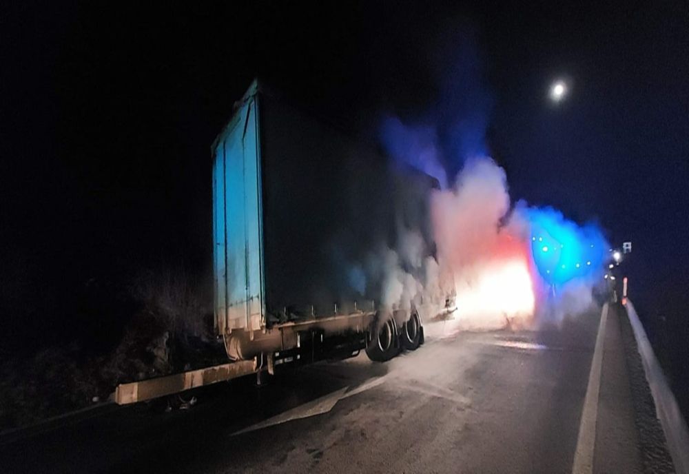 FOTO Autocamion distrus de flăcări