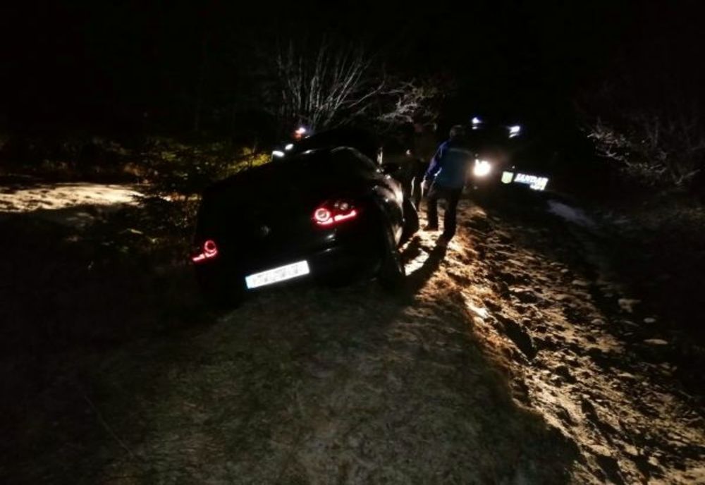 Ajutat de jandarmi după ce a ieșit cu mașina în decor, în toiul nopții!