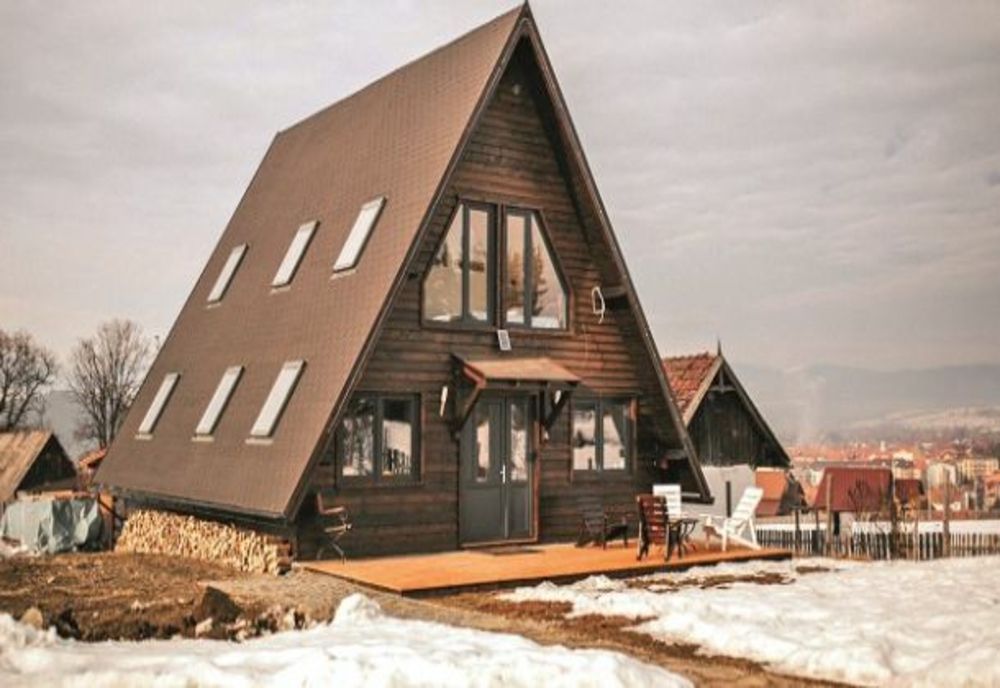 Doi antreprenori din Topliţa au investit 75.000 euro într-o cabană inedită