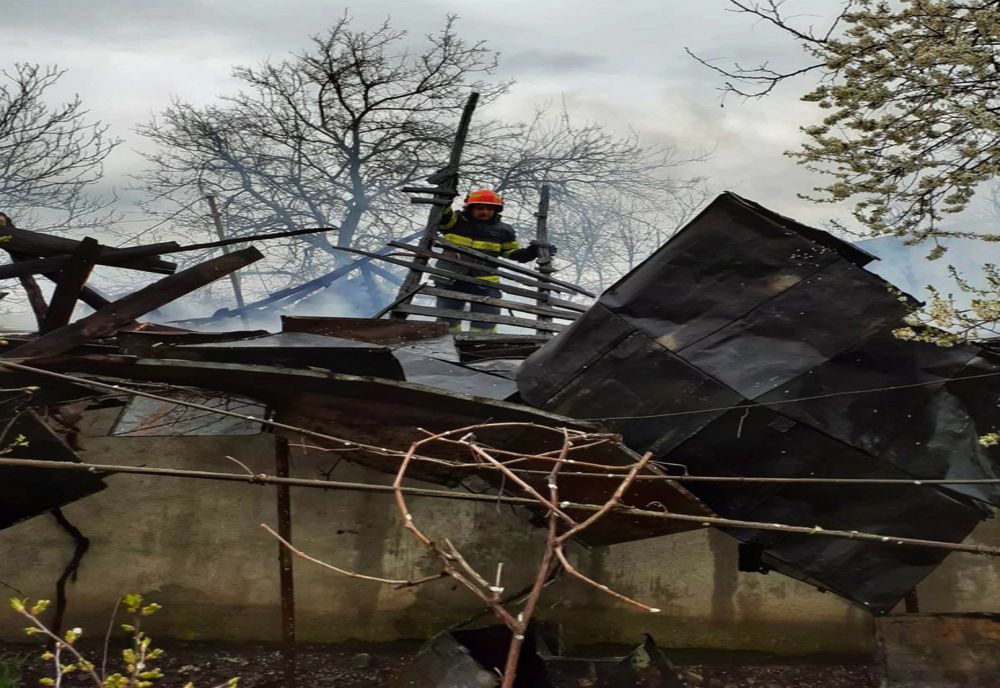 Arde o anexă gospodărească din comuna Lăzarea!