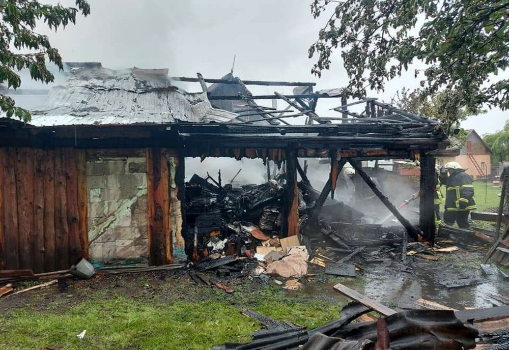 Anexă gospodărească din Gheorgheni distrusă de flăcări