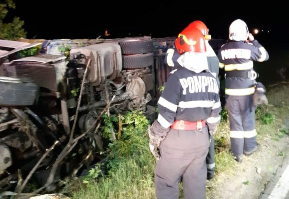 VIDEO Autocamion răsturnat, azi-noapte, la ieșirea din Miercurea Ciuc