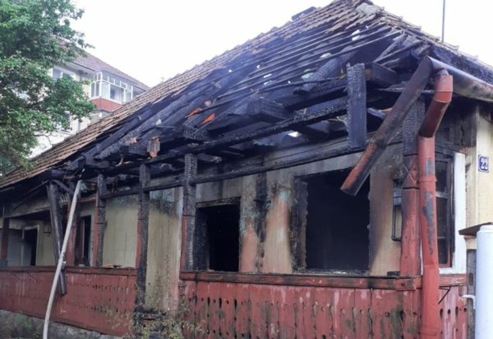 Casă distrusă de flăcări! Bătrână de 77 de ani cu arsuri de gradul I