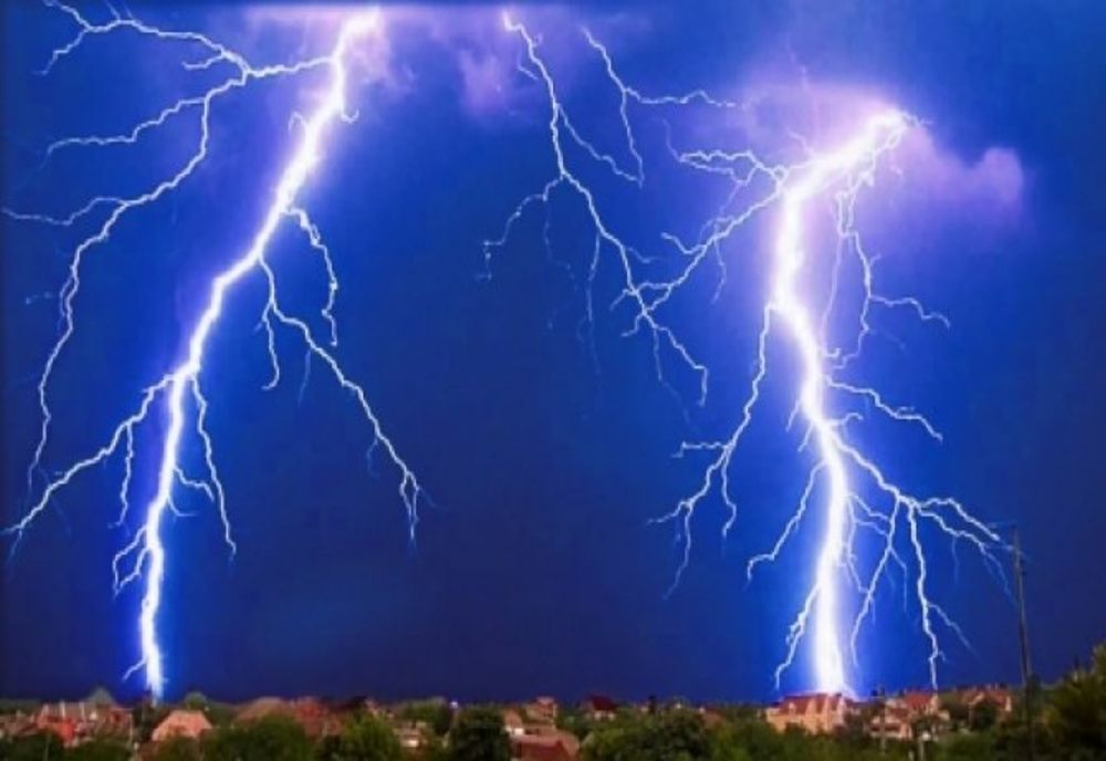 Grajd lovit de trăsnet!