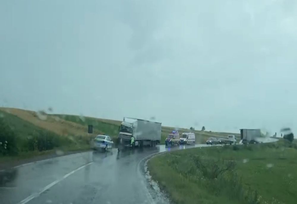 VIDEO Coliziune între două camioane, pe DN12A