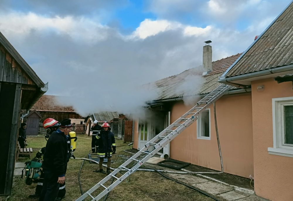 Incendiu la bucătăria unei gospodării din Remetea! O femeie a murit!