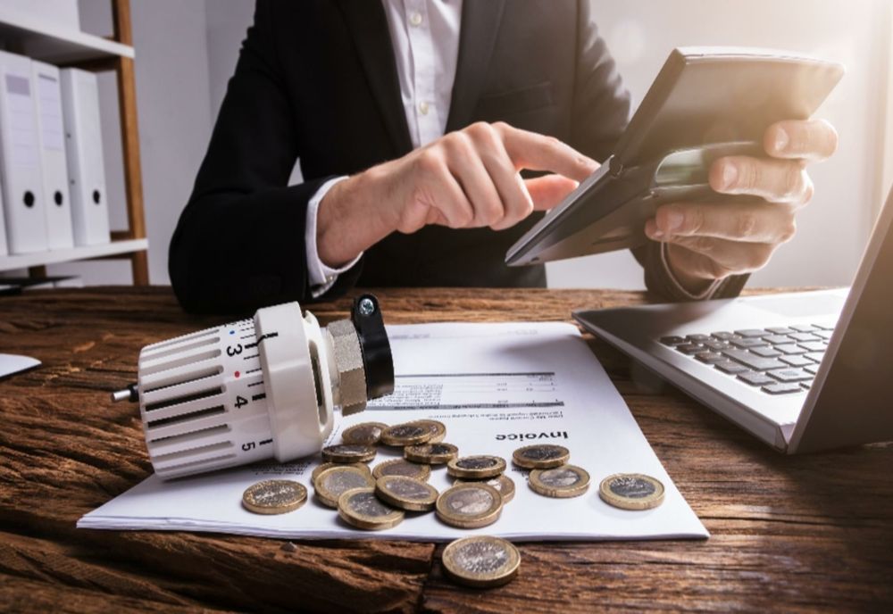 Facturi la energie ÎNTÂRZIATE pentru milioane de români: Furnizorii nu au ştiut cum să aplice reducerile promise de stat