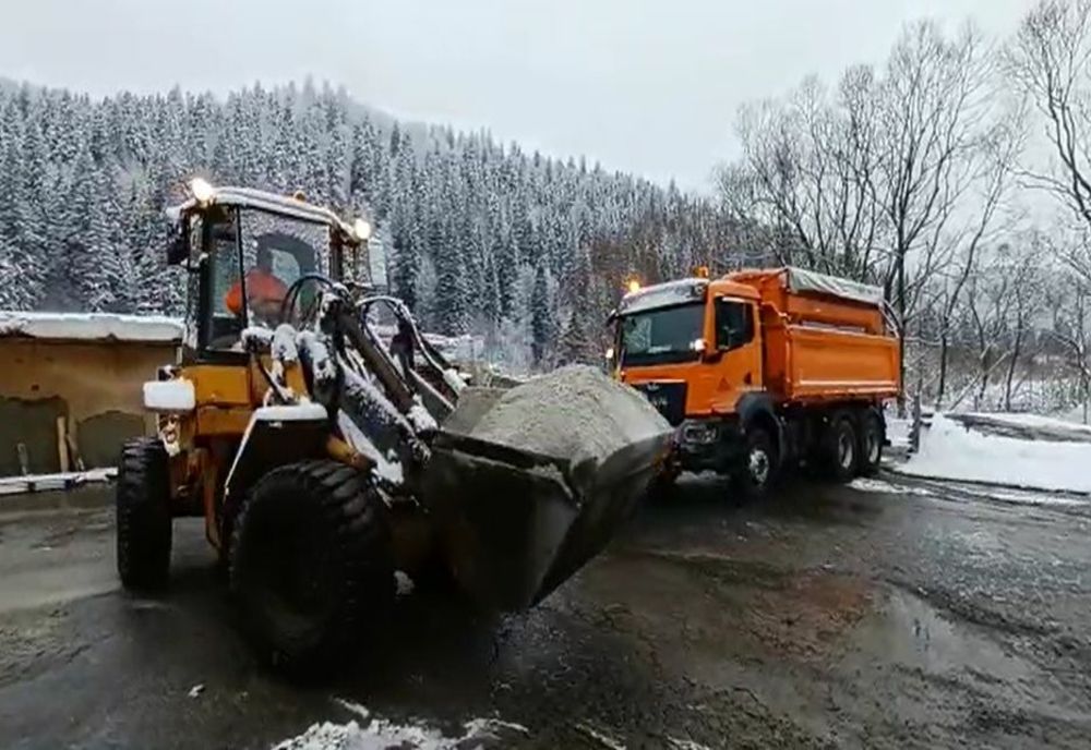 VIDEO Noapte albă la propriu, dar și la figurat, pentru drumarii din centrul țării