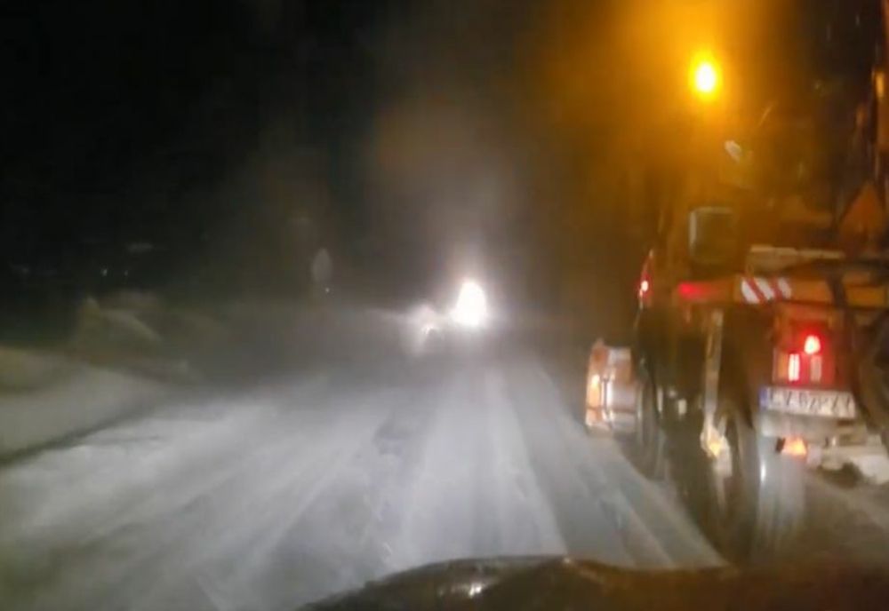 VIDEO Se circulă, în continuare, în condiții de iarnă, pe drumurile din centrul țării