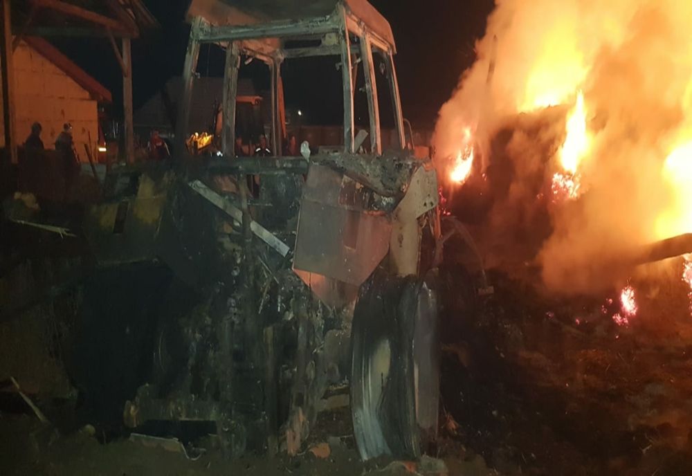 Incendiu violent, seara trecută, la un depozit de furaje, în localitatea Avrămești