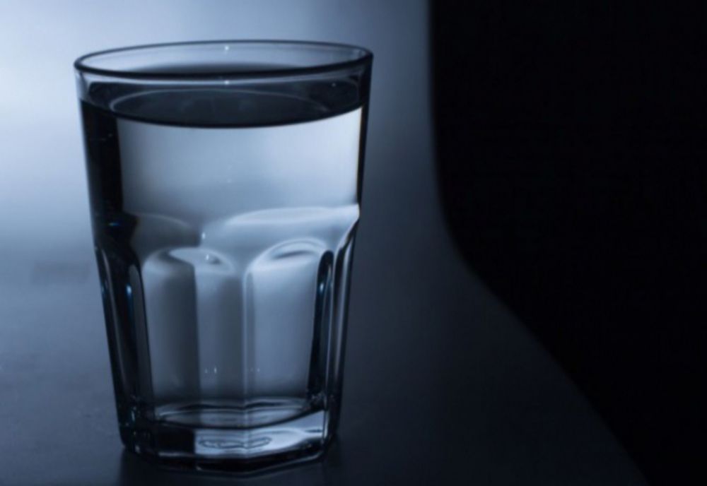 De ce să nu bei apa lăsată în pahar peste noapte. Sigur nu știai asta