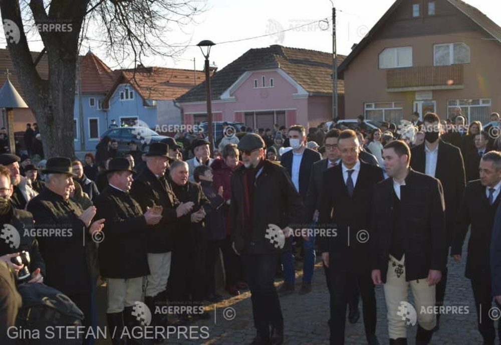 Harghita: Péter Szijjártó a vizitat biserica de la Şumuleu şi a depus o coroană de flori la monumentul de la Siculeni