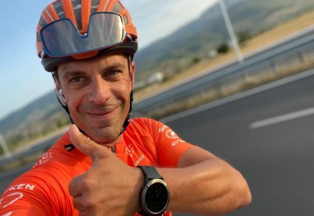 Ministrul Sportului concurează la o competiție de patinaj viteză la Miercurea Ciuc