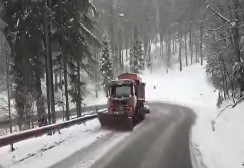 VIDEO Se intervine cu 100 de utilaje de deszăpezire pe drumurile din centrul țării