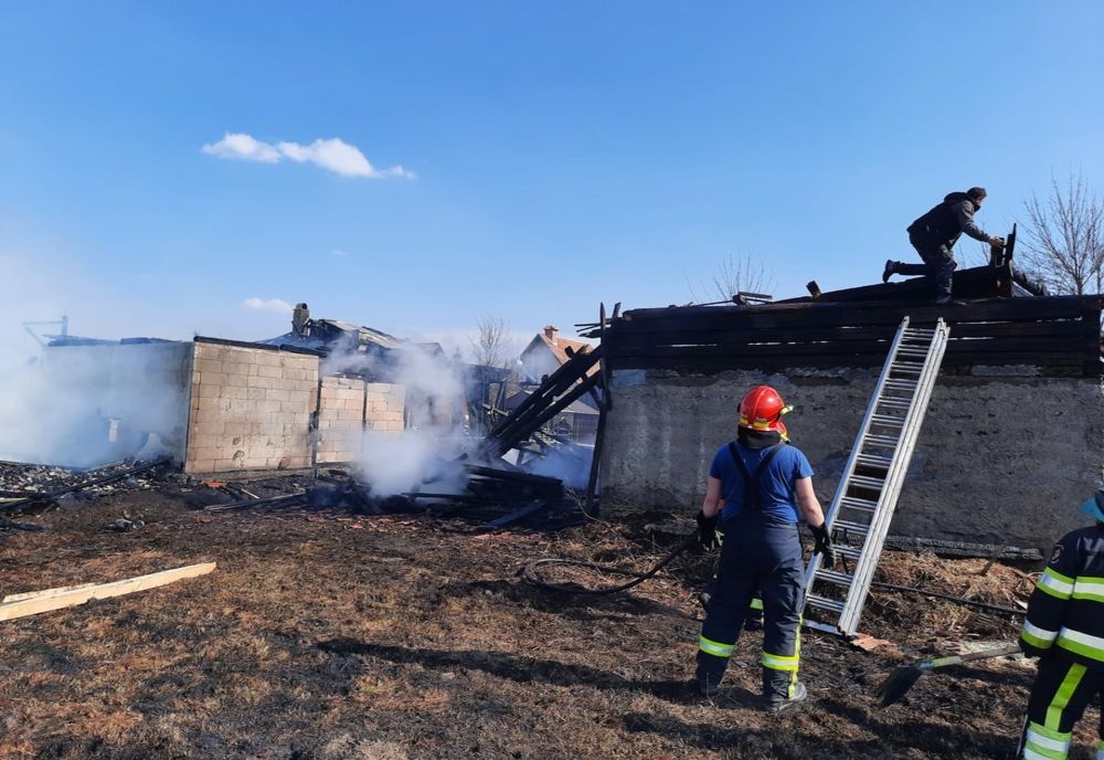 Peste 50 de pompieri, mobilizați la incendiul care a cuprins mai multe anexe gospodăreşti din localitatea Ciumani