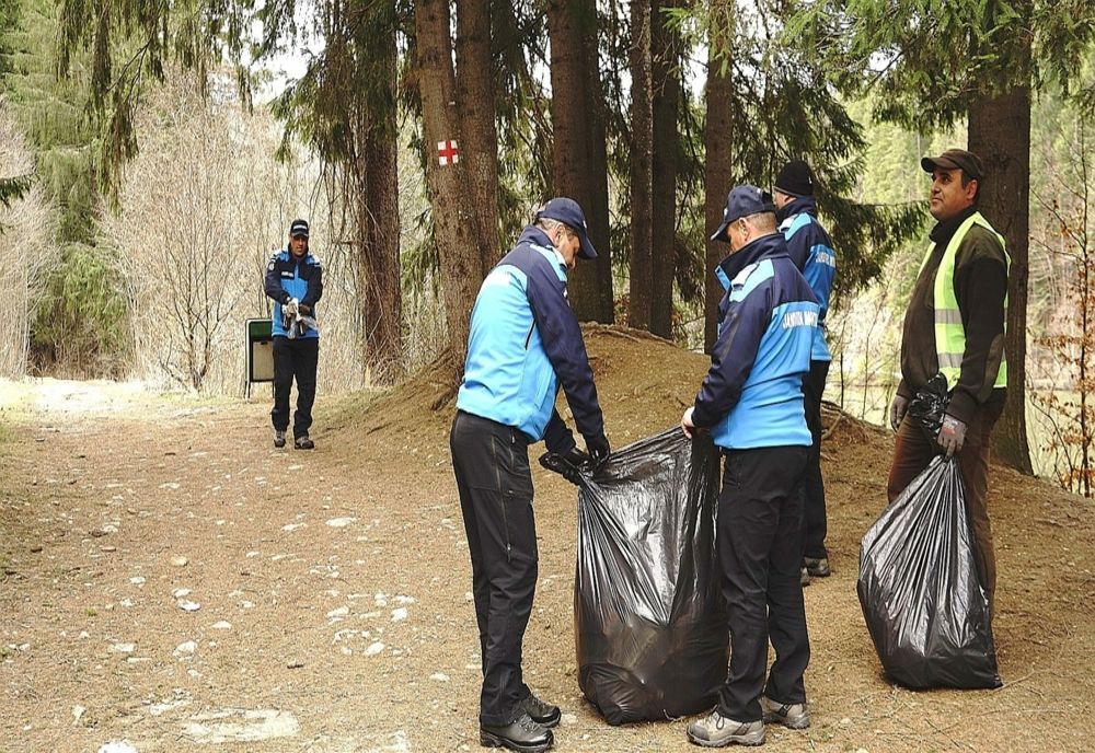 Campanie de ecologizare la care au luat parte jandarmii din Harghita