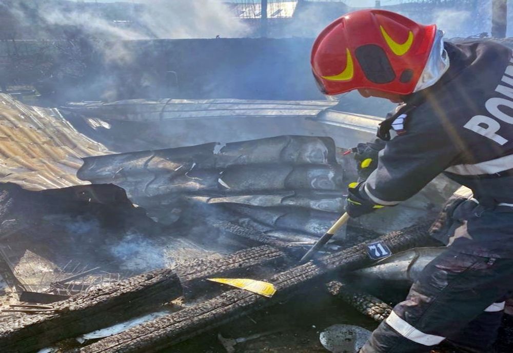 Arde acoperișul unui bloc din Miercurea Ciuc